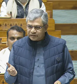 रेलवे स्टेशन पर अब समय से चल रही 80 प्रतिशत मेल और एक्सप्रेस ट्रेनें : अश्विनी वैष्णव