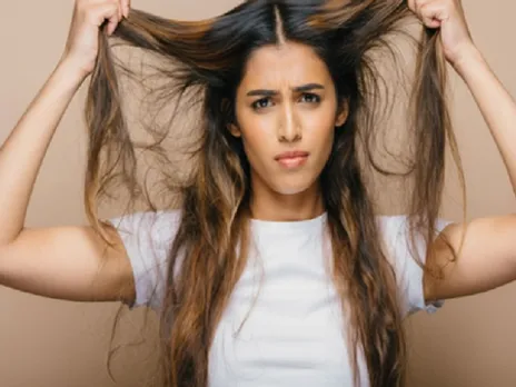 सर्दियों में बढ़ जाते हैं दो मुंहे? इन समाधानों से बालों को मिल सकती है नई मजबूती