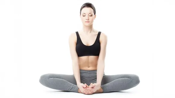 दफ्तर में घंटों बैठकर हो गया है पीठ में दर्द? बद्ध कोणासन से पाएं राहत