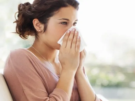 बार-बार छींक आना सर्दी नहीं एलर्जी का है संकेत, जानें कारण से लेकर बचाव