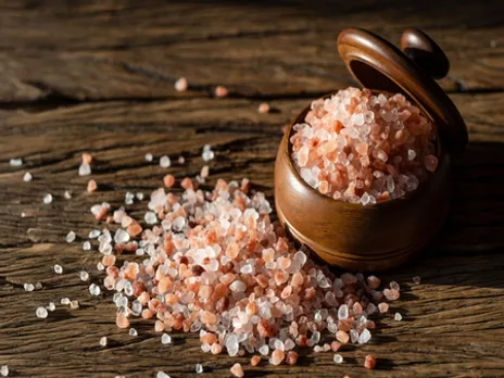 चुटकी भर सेंधा नमक दिलाएगा कई परेशानियों से छुटकारा, जानें सेवन का सही तरीका