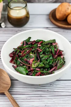 शरीर को डिटॉक्स करने के लिए फायदेमंद चुकंदर के पत्ते, खून की कमी को करते है दूर