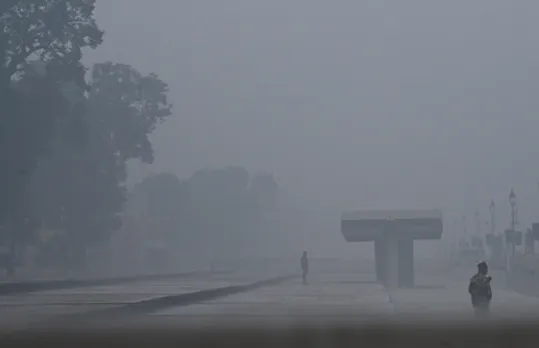 Heavy Smog and Cold Wave Grip New Delhi