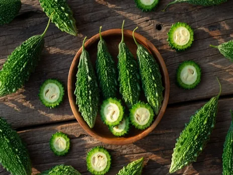 करेला: सिर्फ खाने के नहीं बल्कि लगाने के भी हैं फायदे, जानें किन परेशानियों में कर सकते हैं सेवन