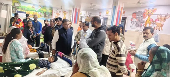 महू में देर रात अस्पताल पहुंचे कलेक्टर, मरीजों के उपचार की व्यवस्थाओं का लिया जायजा