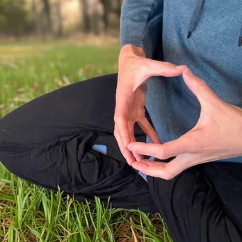 तनाव और एंग्जाइटी से राहत दिलाए हाकिनी योग मुद्रा, याददाश्त बढ़ाने का आसान तरीका