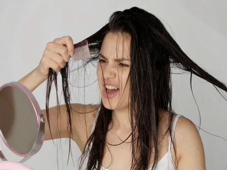 चिपचिपे बालों से मुश्किल हो रहा स्टाइल करना, आयुर्वेद में छिपा चिपचिपे बालों से निपटने का सही तरीका