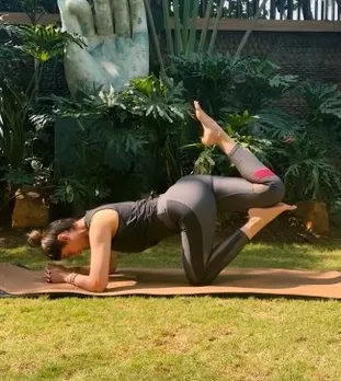 शिल्पा शेट्टी ने बताया व्याघ्रासन का महत्व, कहा – शरीर और मन में बनता है बेहतर संतुलन