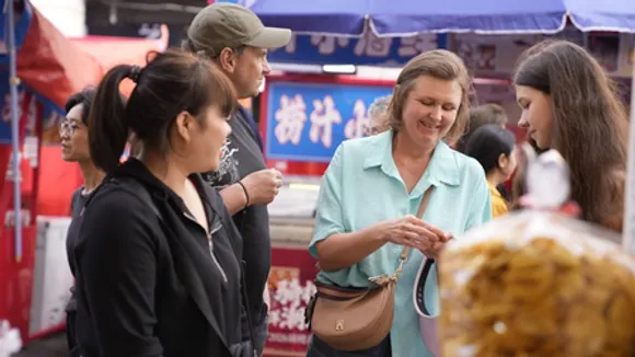 स्प्रिंग फेस्टिवल के दौरान विदेशियों के लिए एक नया ट्रेंड बना चीन में शॉपिंग करना