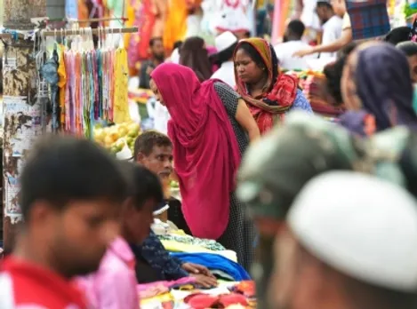 Female workers,street,Dhaka,Bangladesh,garment items,Market,