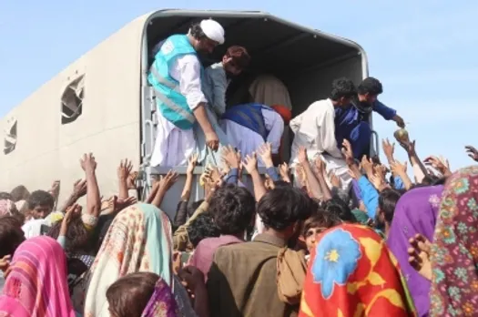 Flood,Volunteers,distribute food,Jamshoro district,Pakistan,