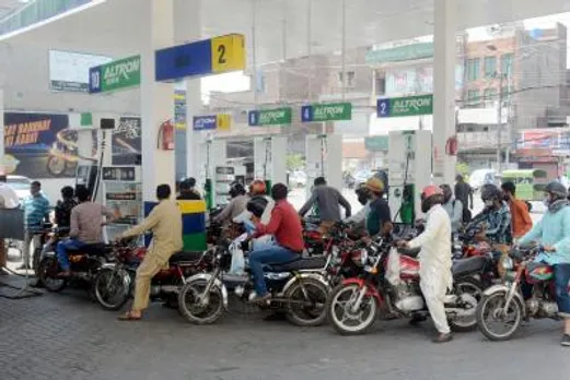 (100620) PAKISTAN-PESHAWAR-FUEL SHORTAGE