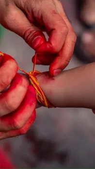 कलावा बांधने का सही तरीका क्या है? बांधते समय जरूर पढ़ें ये मंत्र