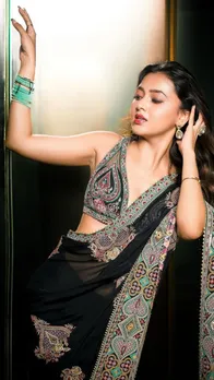 ब्लैक साड़ी में तेजस्वी प्रकाश ने लगाया हॉटनेस का तड़का, देखें