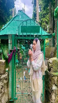 बाबा के दर्शन में लीन हैं सारा, देखें तस्वीरें