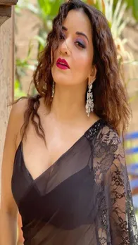 मोनालिसा ने ब्लैक साड़ी और डीप ब्लाउज में ढाया कहर, देखें