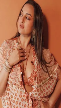 को-ऑर्ड ड्रेस, हाथों में रिंग पहने सोनाक्षी ने दिए कातिल पोज, देखें