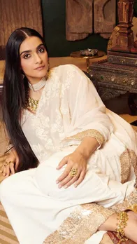 ऑफ-व्हाइट काफ्तान में महारानी जैसी दिखीं सोनम कपूर, देखें तस्वीरें