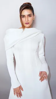 व्हाइट वन पीस में कृति सेनन दिया क्रिसमस वाइब्स, देखें