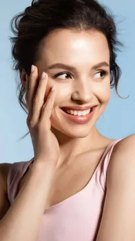 beauty hacks: सेलेब्रिटी की तरह ग्लो करेगी स्किन,  शुरु कर दें ये काम