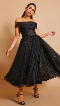 Karisma Kapoor ने पहना off shoulder black dress, कीमत करीब 68k!