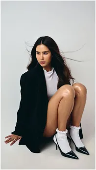 बिना पैंट पहने दिखीं सोनम बाजवा, छा गया सुपरहॉट बॉस लेडी लुक