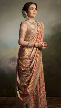 गले में हीरों का हार पहने 'रंघाट' लहंगे में सजीं दूल्हे की मां, देखें