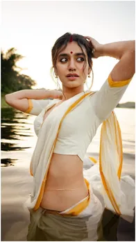 साड़ी पहन प्रिया प्रकाश ने लचकाई कमरिया, लगा दी पानी में आग