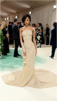 Met Gala में रेत से बनी ड्रेस पहनकर आई पॉप स्टार, चलना भी हुआ मुश्किल