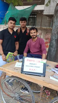 ठेले पर बैठकर हल करते हैं आईआईटी के सवाल