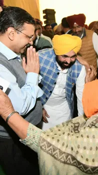 CM केजरीवाल और भगवंत मान ने बुजुर्गो को तीर्थयात्रा पर भेजा, देखें