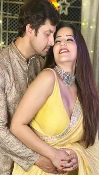 मोनालिसा ने विक्रांत सिंह के साथ दिए पोज, येलो साड़ूी में लगीं WOW