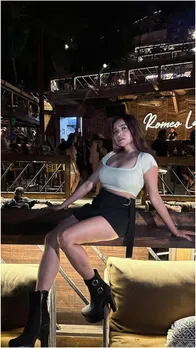 मॉडर्न बनीं देसी-देहाती मनीषा रानी, मिनी स्कर्ट में दिखाईं अदाएं