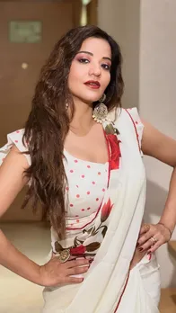 मोनालिसा की खूबसूरती देख क्रेजी हुए लोग, तस्वीरों पर डालें नजर