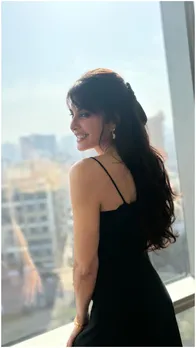 जैकलीन फर्नांडिज ने बालकनी में दिए हॉट पोज, क्यूटनेस पर फैंस फिदा