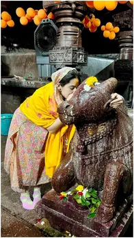 शिव भक्ती में डूबी सारा अली खान...जमीन पर बैठीं, माथा भी टेका