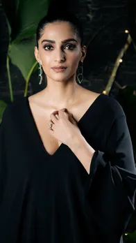 ब्लैक गाउन में सोनम कपूर दिखीं बेहद खूबसूरत, देखें तस्वीरें