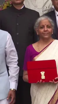 बजट-डे पर वित्त मंत्री निर्मला सीतारमण पहनी ये साड़ी, देखें तस्वीरें