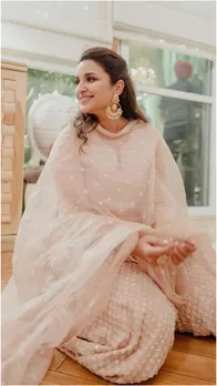 परिणीति चोपड़ा की सादगी ने जीता फैंस का दिल, पिंक सूट में आईं नजर