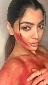 होली पर न्यूड हुईं आकांक्षा पुरी, बदन पर लगाया रंग, देखें...