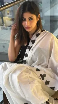 ब्लैक एंड व्हाइट साड़ी में पतली कमर फ्लॉन्ट करती नजर आईं मौनी राव