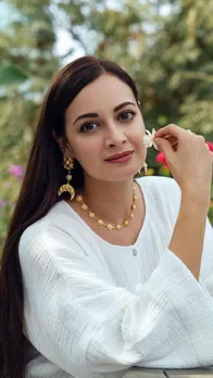 दीया मिर्जा ने व्हाइट ओवरऑल लुक में दिखाई अपनी बेदाग खूबसूरती, देखें