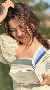 किताब के साथ अवनीत कौर ने दिया पोज, वायरल हुई तस्वीरें
