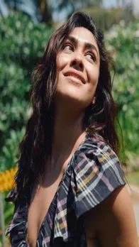 गर्मी में मृणाल ठाकुर का COOL लुक, बिना मेकअप आईं नजर