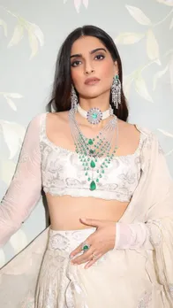 रॉयल लुक में गजब की खूबसूरत दिखीं सोनम कपूर, देखें