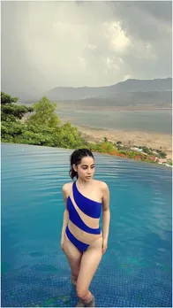 ब्लू मोनोकिनी में उर्फी जावेद ने बढ़ाया पारा, फैंस बोले- So Hot