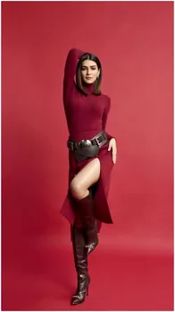 मैरून गुलाब ड्रेस में कृति सेनन लगीं कातिल हसीना, देखें PICS