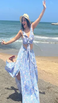 श्रीलंका में बीच के पास लहराती दिखी मोनालिसा, देखें कातिल अदाएं