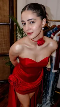 Ananya Panday ने गले में गुलाब बांध दिए पोज, चमक रहा चेहरे का नूर