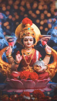 ये संकेत दिखाई दें तो समझिए आपके घर पधारने वाले हैं मां लक्ष्मी